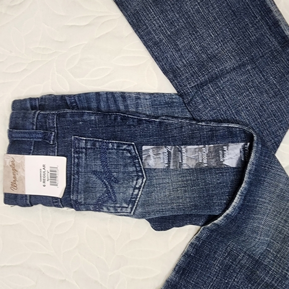 Wrangler Girls Stretch Boot cut Jean, size 6 mid-blue. - Picture 3 of 9